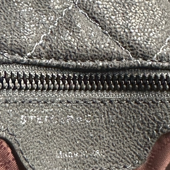 Stella McCartney large grey quilted Falabella bag. Chain detail. Authenticated - Picture 12 of 13
